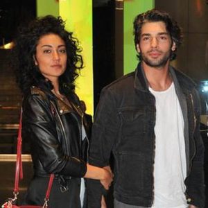 Şükrü Özyıldız, dizi çekimleri nedeniyle sevgilisinden ayrı düşmekten şikayetçi. Başrolünde