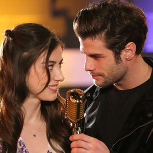 Final yaparak ekranlara veda eden Barış Arduç ve Elçin Sangu’nun