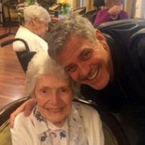 George Clooney, yaşlı bakımevini ziyaret ederek 87 yaşındaki bir bakımevi