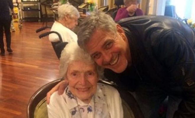 George Clooney, yaşlı bakımevini ziyaret ederek 87 yaşındaki bir bakımevi