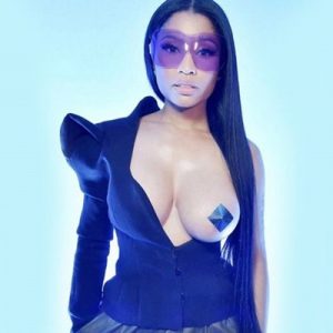 Nicki Minaj, Paris Moda Haftası kapsamında düzenlenen bir etkinliğe bant