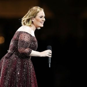 Adele, şarkısına başlamak üzereyken bir anda durdu. İngiliz şarkıcı Adele,