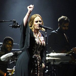 İngiliz şarkıcı Adele, ‘21’ adlı albümüyle Billboard 200 listesinde en