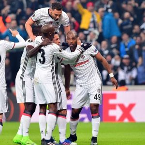5 gol, 1 kırmızı kartın görüldüğü maçta, Beşiktaş Olympiakos’u 10