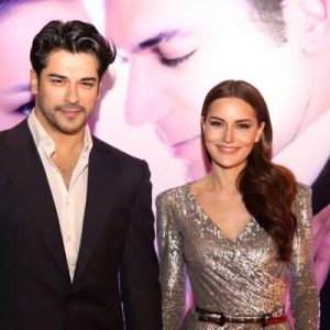 Dün akşam gerçekleşen Sonsuz Aşk” filminin galasında Burak Özçivit sevgilisi