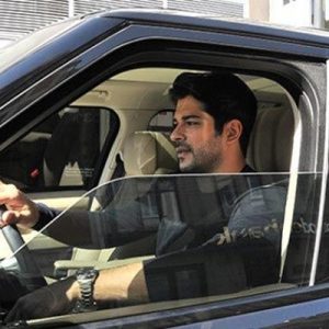Şu sıralar ‘Kara Sevda’ dizisinde rol alan ünlü oyuncu Burak