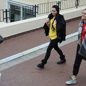 Demet Akalın, önceki gün Ulus’ta bir siteden çıkarken görüntülendi. Acarkent’teki