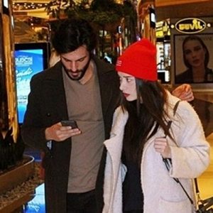Güzel oyuncu Özge Gürel, önceki gün kendi gibi oyuncu olan