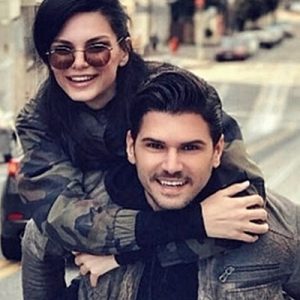 Balayındaki keyifli anlarını hayranlarıyla paylaşan ünlü çift, önceki gün de