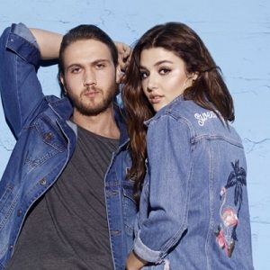 DeFacto’nun reklam yüzü olan oyuncular Aras Bulut İynemli ve Hande