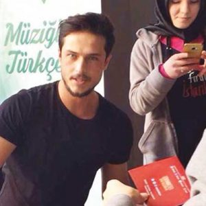 Yakışıklı popçu Gökhan Keser, önceki akşam Venezia Mega Outlet’de hayranlarıyla