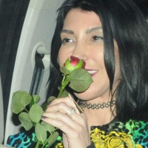 Çıkışta gazetecileri karşısında gören Hande Yener hızlıca kendilerini bekleyen araçlarına