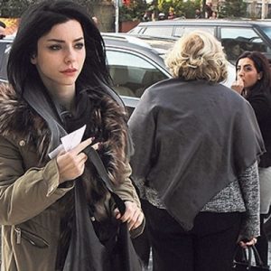 Merve Boluğur, önceki gün Etiler’de görüntülendi. Geçen yıl evlenen ve