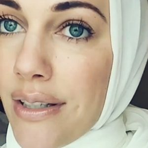 Ünlü oyuncu Meryem Uzerli tesettürlü videosunu Instagram hesabından paylaştı. Suudi