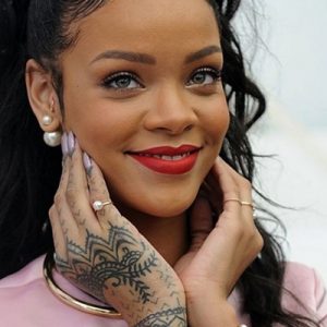 Rihanna, iki yaşındaki yeğeni Majesty’nin, makyaj malzemelerini kullanarak kendine makyaj