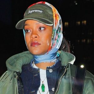 Tarzıyla her zaman dikkatleri üzerine çekmeyi başaran Rihanna, yine yaptı