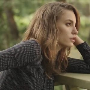 Rol aldığı ‘Fi’ dizisiyle adından sıkça bahsettiren Serenay Sarıkaya’nın, bir