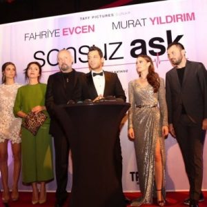 Sonsuz Aşk’ın galası gerçekleştirildi. Murat Yıldırım ve Fahriye Evcen’in başrollerini