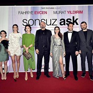 Başrollerini Fahriye Evcen ve Murat Yıldırım’ın paylaştığı ‘Sonsuz Aşk’ filmi