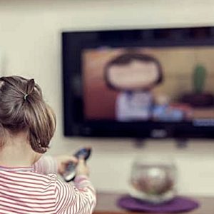 Televizyon bağımlısı olan ebeveynler, bu bağımlılıklarını çocuklarına aktarıyor. Televizyon bağımlısı