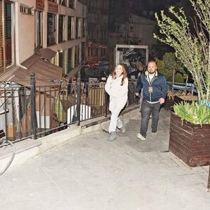Alina Boz, önceki gece Galata’da pijamayla yürüyüş yaparken görüntülendi. ‘Paramparça’
