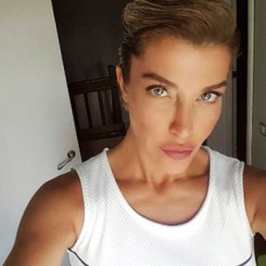 Cihangir’de gece kulübünde alkollü bir erkek, Deniz Akkaya’ya “Hayranınızım” diye