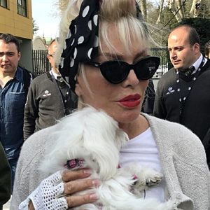 Ajda Pekkan, yardımcısıyla birlikte Bursa Garaj Kebap’ta akşam yemeği yedi.