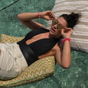 Hadise, yaz sezonunu sosyal medyadan paylaştığı seksi pozla açtı. Kısa