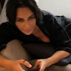 Ünlü oyuncu Hülya Avşar, önceki akşam Tarabya’da, aile dostlarıyla yemek