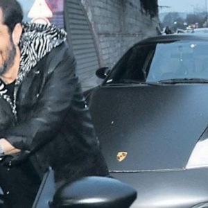 Kenan Doğulu, lüks otomobilini tek başına itti. Kenan Doğulu önceki