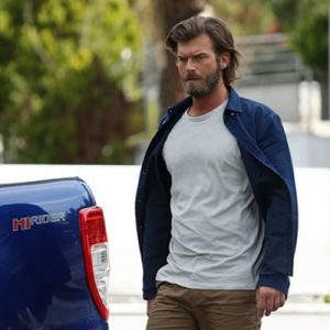 Kıvanç Tatlıtuğ’un başrolünde olduğu Cesur ve Güzel’le anlaşma imzalarken sözleşmeye