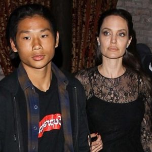 Angelina Jolie, Anneler Günü’nde beş çocuğunu evde bırakıp oğlu Pax