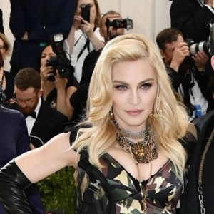 Sarah Paulson’ın Madonna’ya hayran bakışı, Madonna’nın da gözünden kaçmadı! Emmy