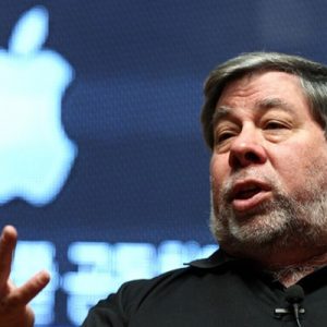 Apple’ın kurucularından Steve Wozniak, şirketin katlanabilir iPhone modeli konusunda geç