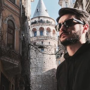 2011 yılından beri sahne hayatına aralıksız devam eden, performansı ve