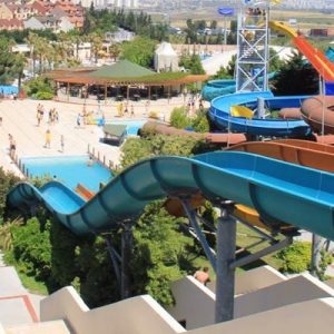 İstanbul’un en büyük su parkı Bahçeşehir Aqua Club Dolphin’de yaz