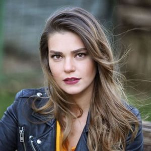 Aslı Enver’in, rol arkadaşı Özcan Deniz ile aşk yaşadığı haberi