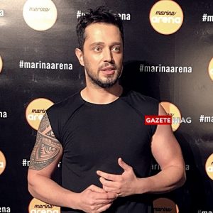 Boz, öncelikle 1,5 yıldır aşk yaşadığı Aslı Enver ile ilişkilerinin