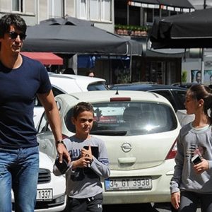 Eski basketbolcu İbrahim Kutluay çocukları İrem ve Ömer ile birlikte