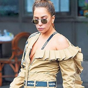 Ünlü şarkıcı Lady Gaga, krem rengi couture tulumuyla evinden çıkarken