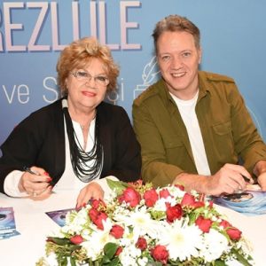 Usta sanatçı Nevra Serezli ve oğlu Murat Serezli Anneler Günü’nü