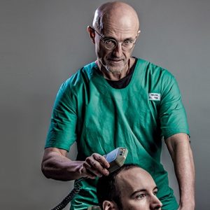 İtalyan cerrah Sergio Canavero 2017’nin Aralık ayında tıp tarihine geçmeyi