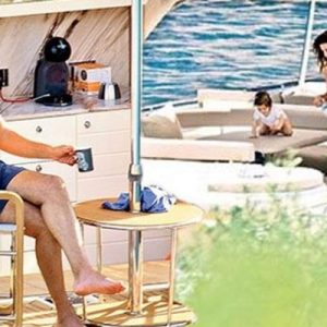 Mahsun Kırmızıgül, eşi ve kızı ile Bodrum’da demirli bir teknede