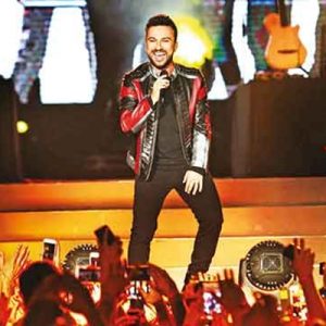 Tarkan, başkent Bakü’de düzenlenen Formula 1 Azerbaycan Grand Prix’i seyircileri