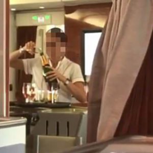 Rus bir yolcu tarafından çekilen görüntülerde hostes bardaktaki şampanyayı şişeye