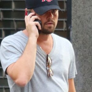 Leonardo DiCaprio, New York sokaklarında yürüyüşe çıktığında kemerine bağladığı çöp