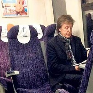 Müzisyen Paul McCartney, Londra’da metroda objektiflere takıldı İngiliz müzik grubu