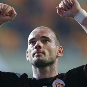 Galatasaray’ın Hollandalı futbolcusu Sneijder, gelecek sezon sarı-kırmızılı takımda kalacağını açıkladı.