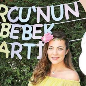 Hamileliğinin yedinci ayını tamamlayan Burcu Kara’nın ailesi ve yakın dostları,
