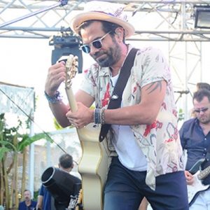 Çeşme’de Kenan Doğulu coşkusu… Spiaggia Grande’de akşam üstü partisinde konser